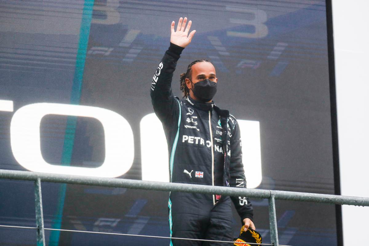 Lewis Hamilton sul podio del Gran Premio del Belgio di F1 2021 a Spa-Francorchamps