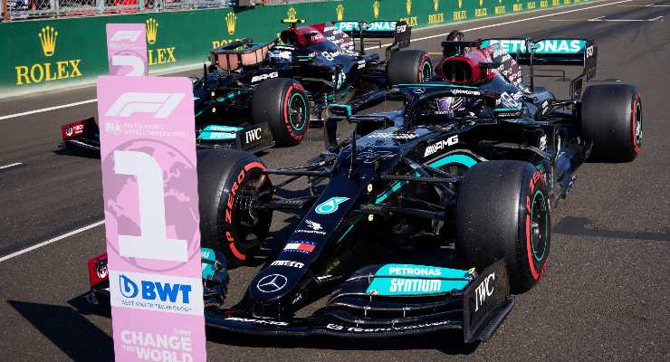 La Mercedes di Lewis Hamilton parcheggiata dopo la pole position nel Gran Premio d'Ungheria di F1 2021 a Budapest