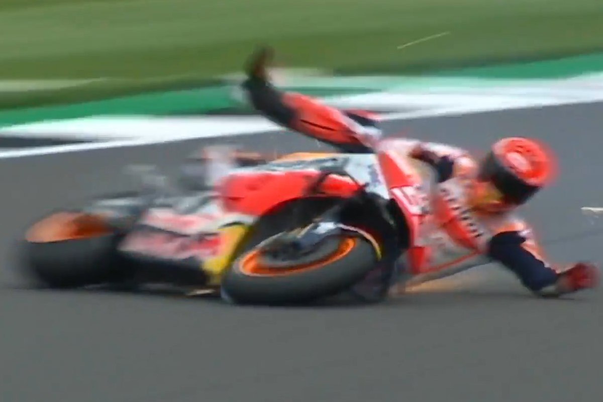 La caduta di Marc Marquez dalla sua Honda nel corso delle prove libere del Gran Premio di Gran Bretagna a Silverstone