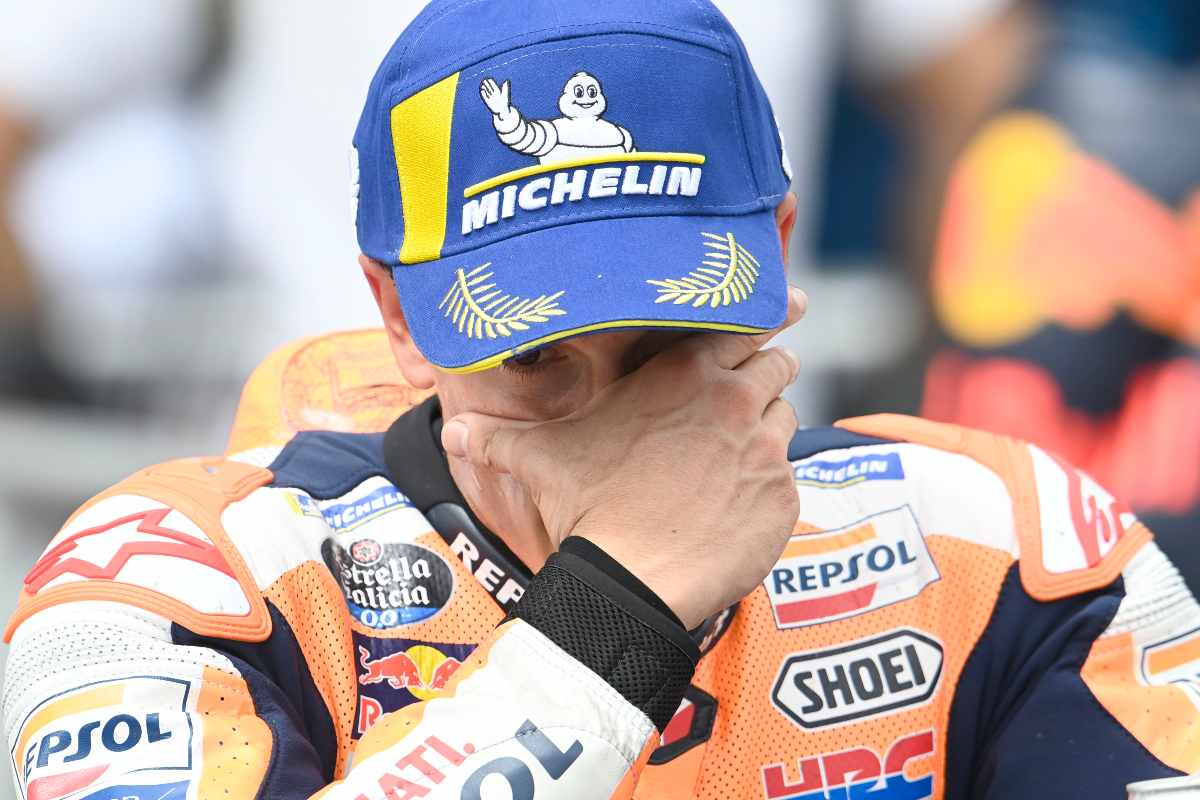 Marc Marquez in lacrime dopo la vittoria nel Gran Premio di Germania di MotoGP 2021 al Sachsenring