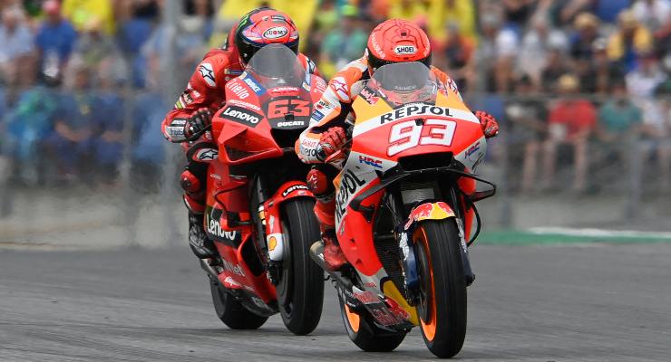 La Honda di Marc Marquez davanti alla Ducati di Pecco Bagnaia al Gran Premio d'Austria di MotoGP 2021 al Red Bull Ring