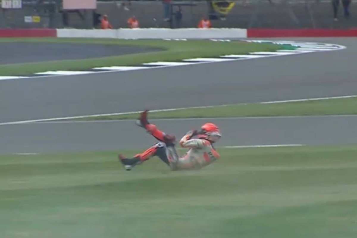 La caduta di Marc Marquez nelle prove libere del Gran Premio di Gran Bretagna a Silverstone