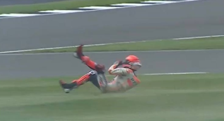 La caduta di Marc Marquez dalla sua Honda nel corso delle prove libere del Gran Premio di Gran Bretagna a Silverstone