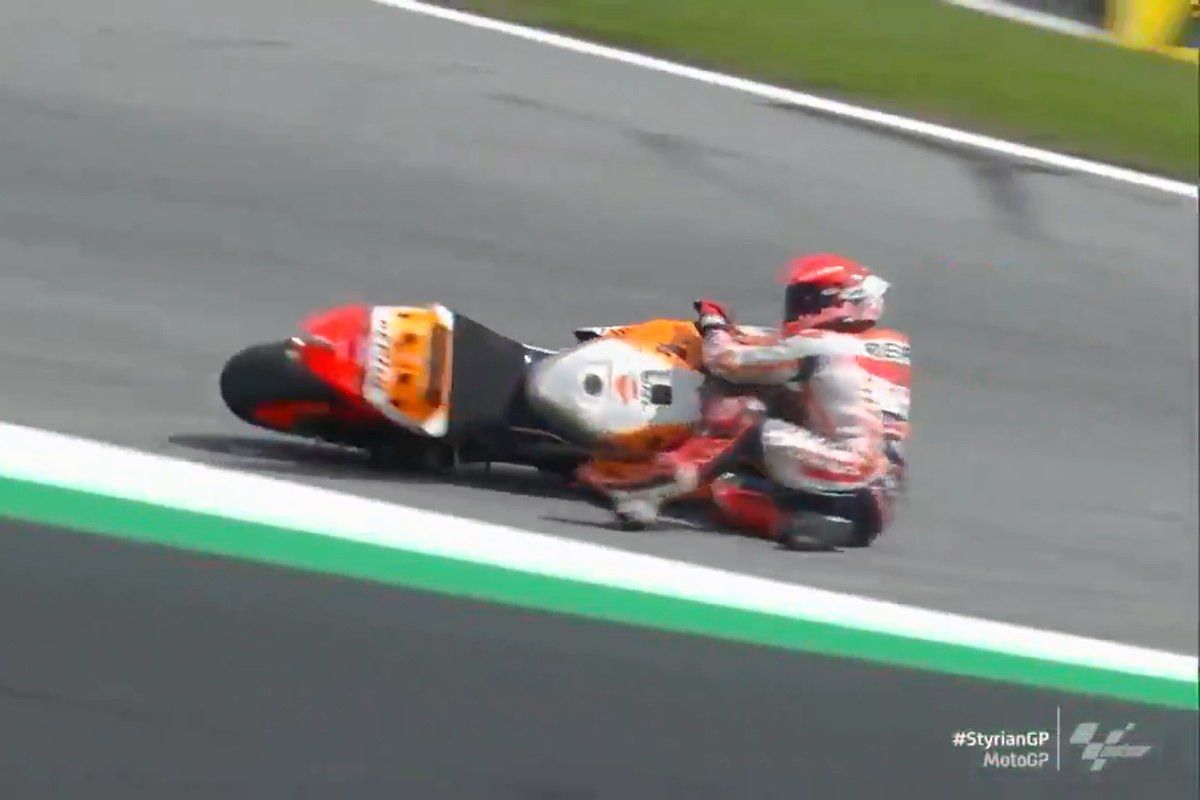 La caduta di Marc Marquez durante le qualifiche del Gran Premio di Stiria di MotoGP 2021 al Red Bull Ring