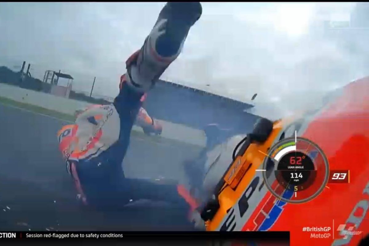 La caduta di Marc Marquez dalla sua Honda nel corso delle prove libere del Gran Premio di Gran Bretagna a Silverstone