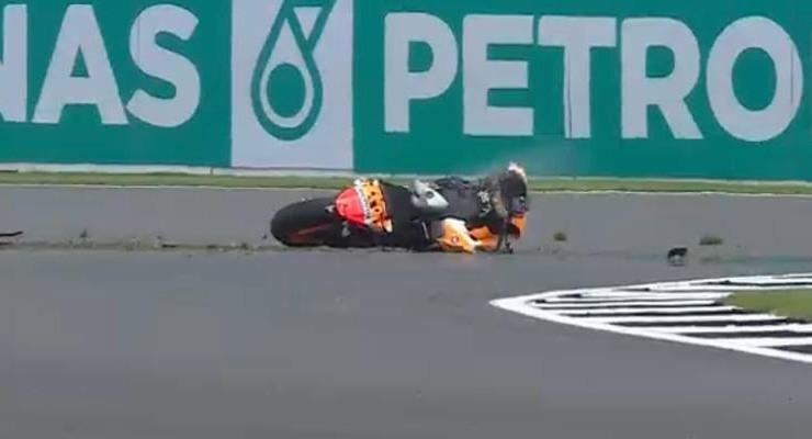 La caduta di Marc Marquez nelle prove libere del Gran Premio di Gran Bretagna a Silverstone (Foto Twitter / Sky Sport MotoGP)