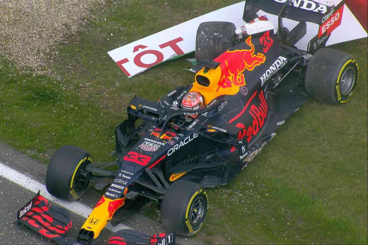 Max Verstappen sbatte contro il muro sulla sua Red Bull nelle prove libere del Gran Premio del Belgio a Spa-Francorchamps