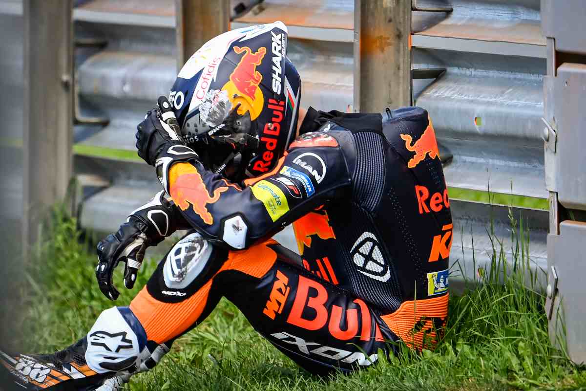 Miguel Oliveira seduto a bordo pista dopo la caduta durante le prove libere del Gran Premio di Stiria di MotoGP 2021 al Red Bull Ring