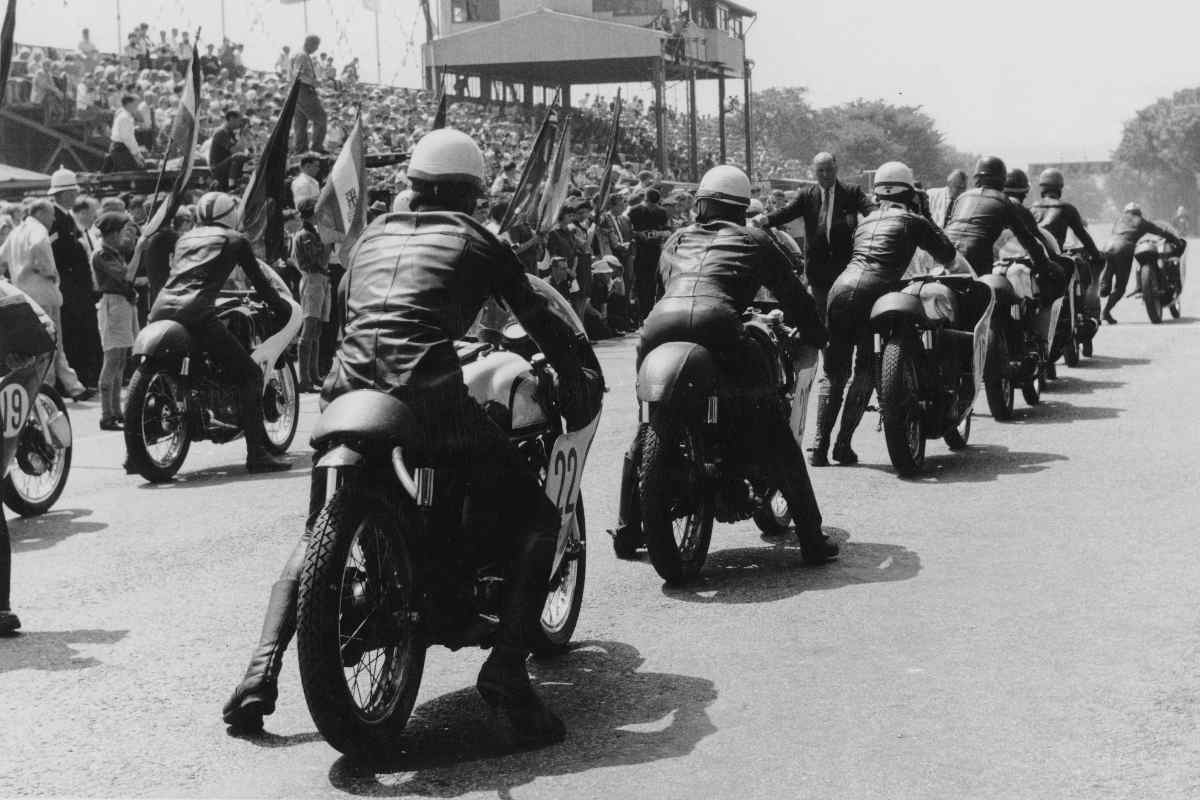 La partenza del Tourist Trophy di motociclismo del 1962 all'isola di Man