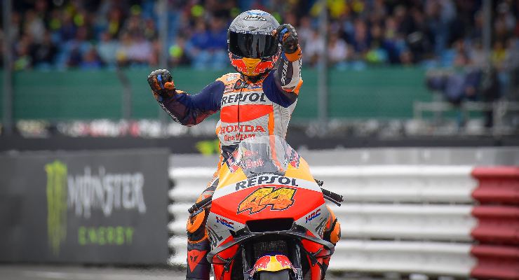 Pol Espargarò festeggia la pole position al Gran Premio di Gran Bretagna di MotoGP 2021 a Silverstone