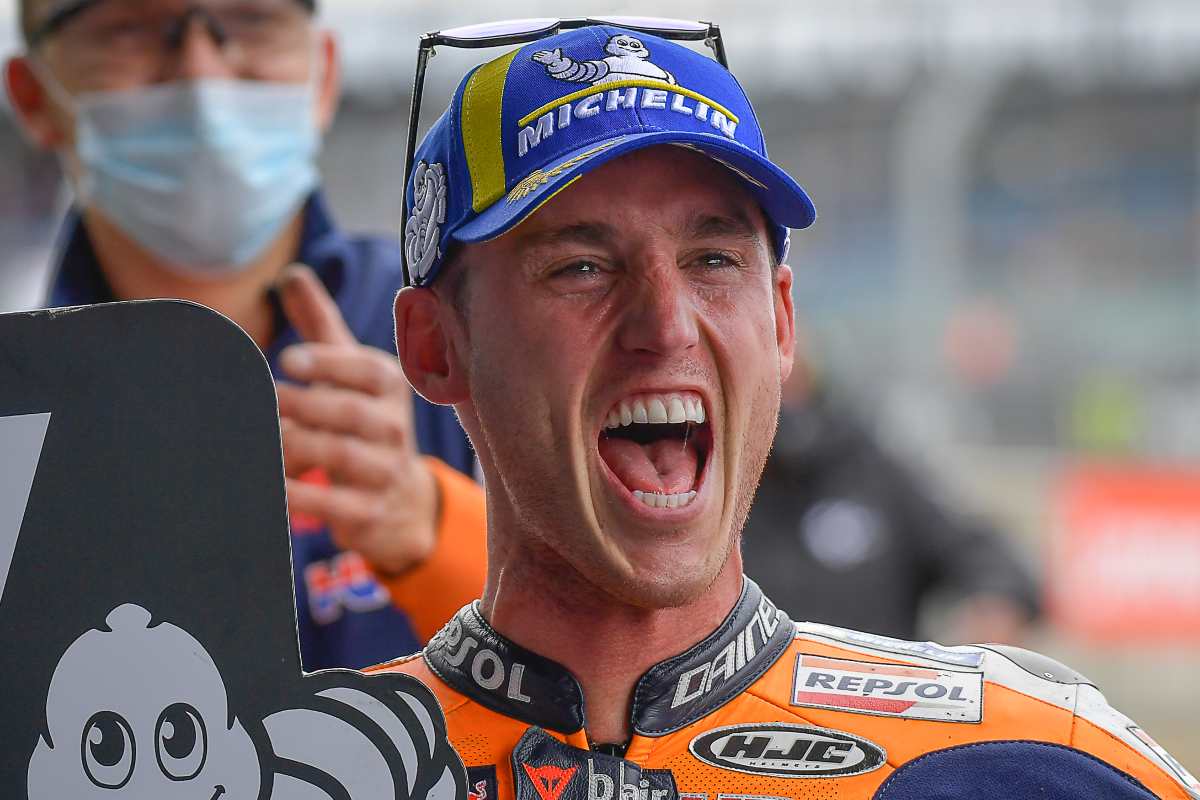 Pol Espargarò festeggia la pole position al Gran Premio di Gran Bretagna di MotoGP 2021 a Silverstone