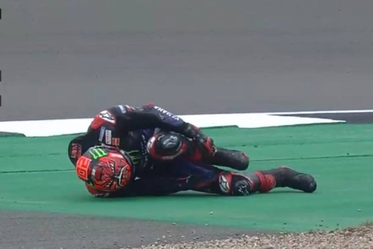 Fabio Quartararo dopo la caduta dalla Yamaha nelle prove libere del Gran Premio di Gran Bretagna di MotoGP 2021 a Silverstone