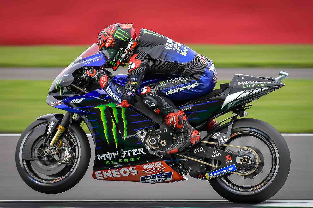 Fabio Quartararo in sella alla Yamaha nel Gran Premio di Gran Bretagna di MotoGP 2021 a Silverstone