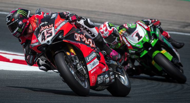 La Ducati di Scott Redding davanti alla Kawasaki di Jonathan Rea nel round di Navarra del Mondiale Superbike