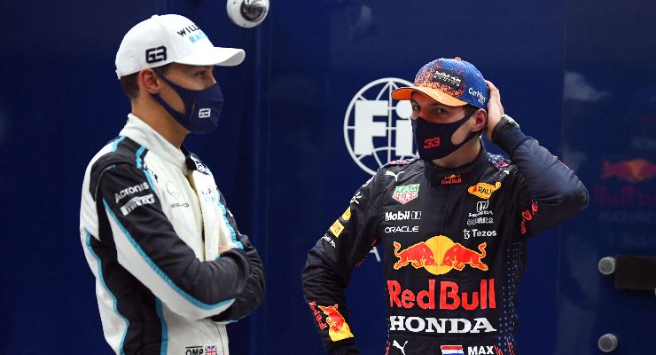 George Russell parla con Max Verstappen dopo le qualifiche del Gran Premio del Belgio di F1 2021 a Spa-Francorchamps