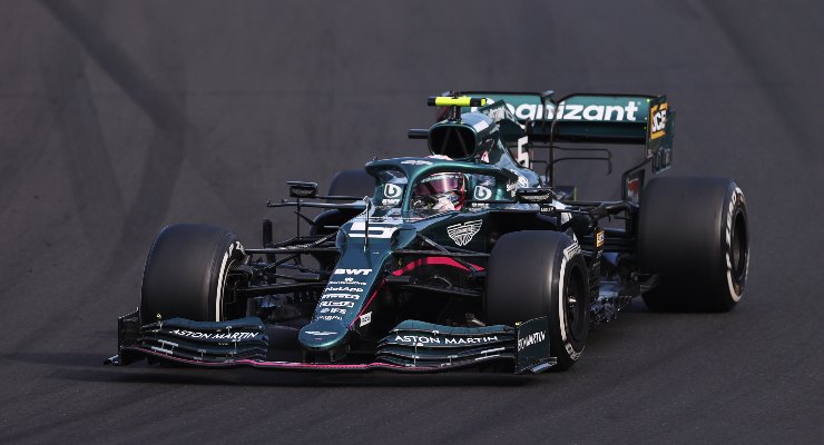 Sebastian Vettel in pista sulla Aston Martin al Gran Premio d'Ungheria di F1 2021 a Budapest