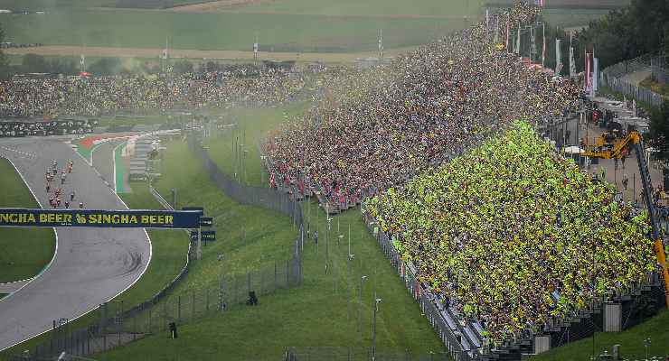Le tribune del Red Bull Ring con i tifosi vestiti di giallo per Valentino Rossi al Gran Premio d'Austria di MotoGP 2021