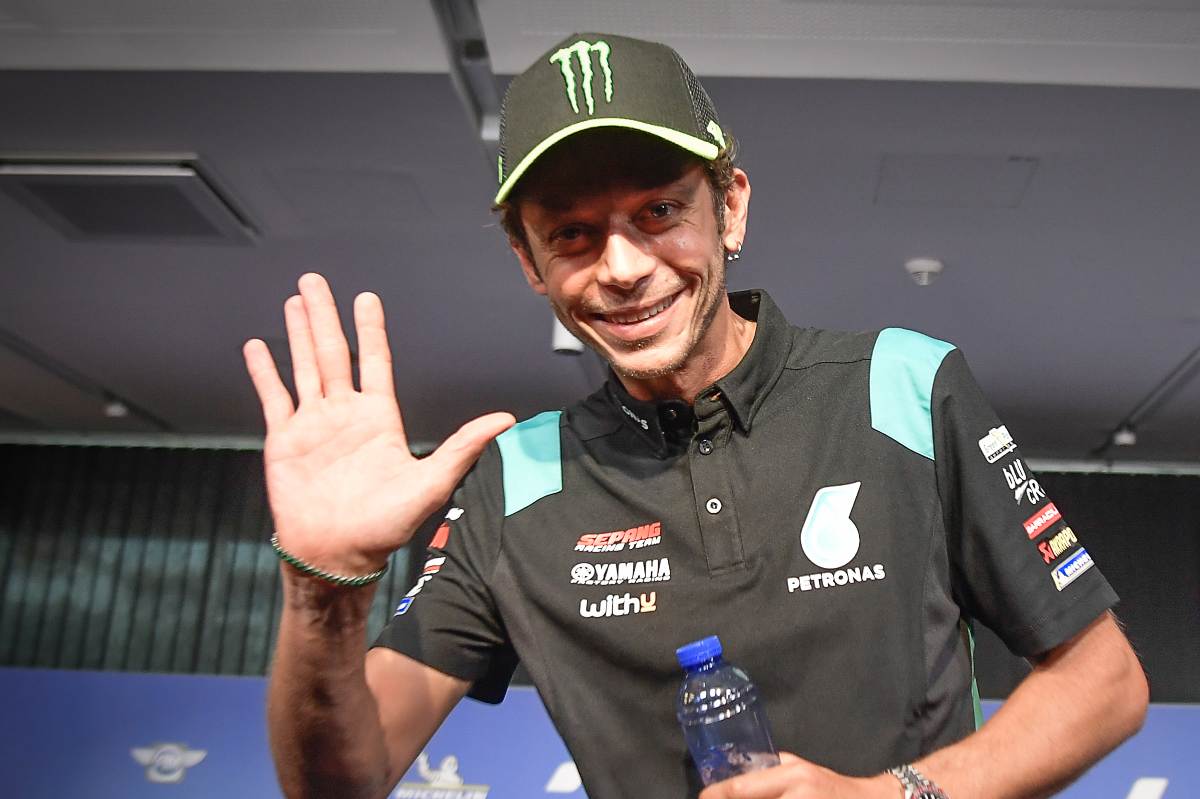 Il saluto di Valentino Rossi al termine della conferenza stampa in cui ha annunciato il suo ritiro dalla MotoGP