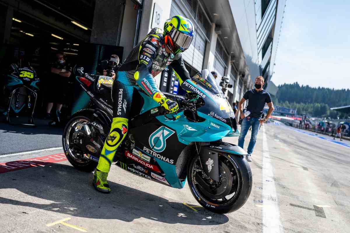 Valentino Rossi esce dai box sulla Petronas al Gran Premio d'Austria di MotoGP 2021 al Red Bull Ring