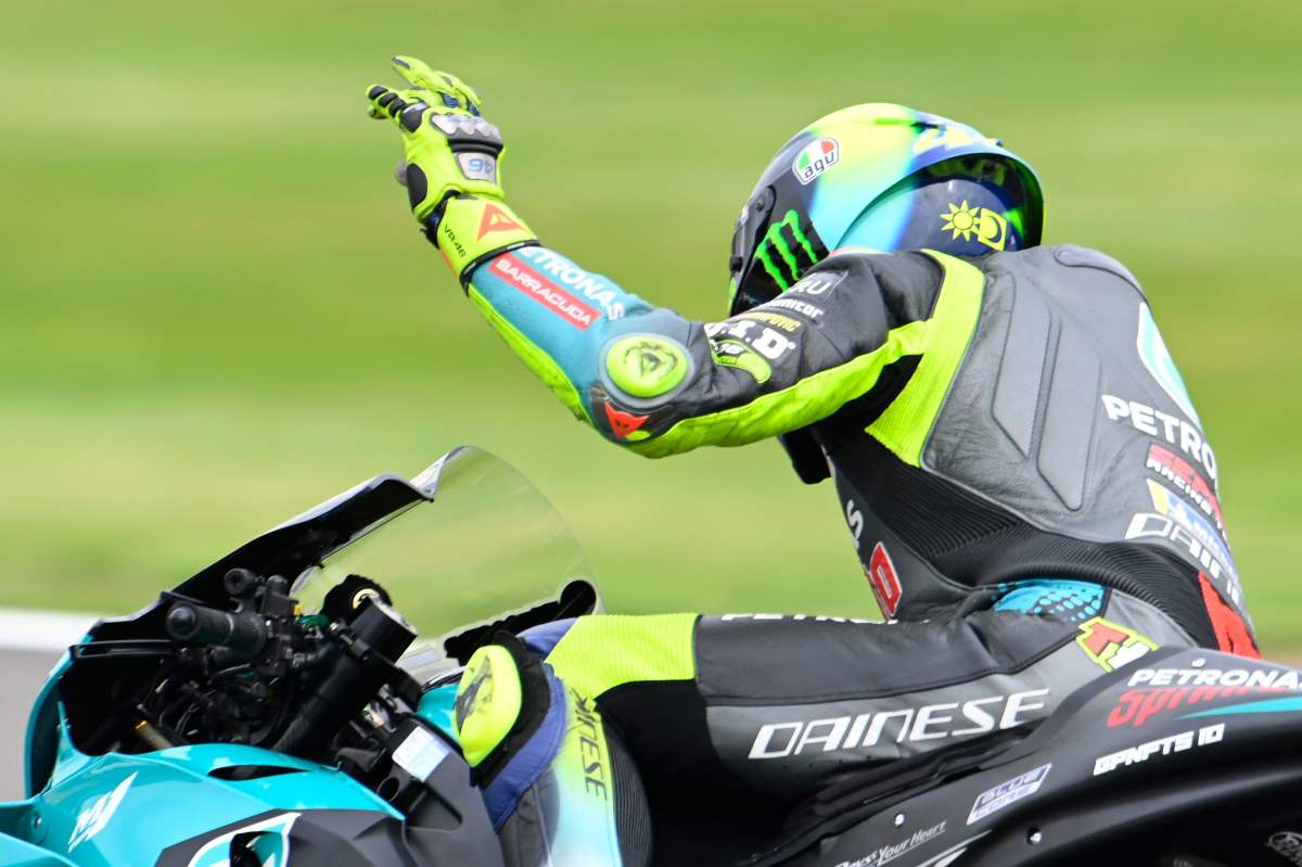 Valentino Rossi in pista sulla Yamaha nelle prove libere del Gran Premio di Gran Bretagna di MotoGP 2021 a Silverstone