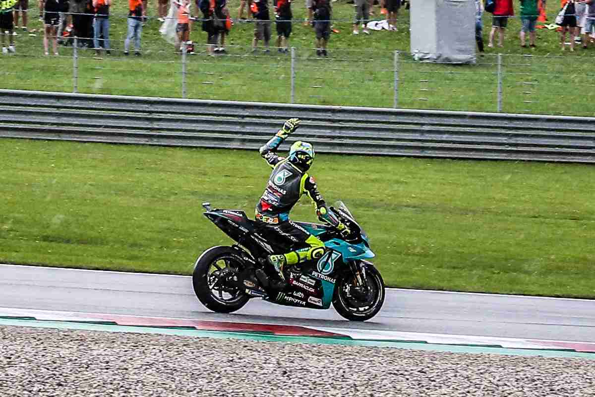 Valentino Rossi saluta il pubblico al termine del Gran Premio d'Austria di MotoGP 2021 al Red Bull Ring