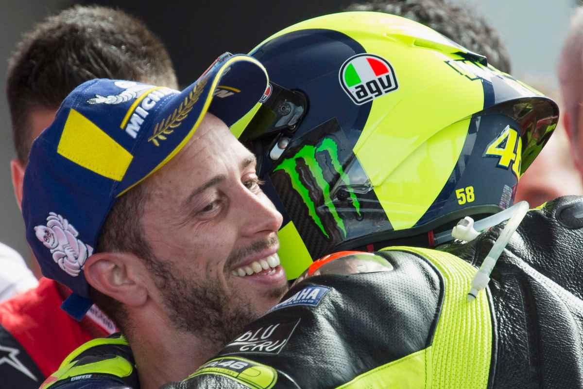 Valentino Rossi abbraccia Andrea Dovizioso