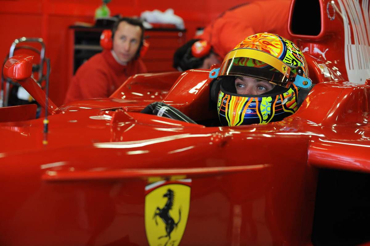 Valentino Rossi prova la Ferrari
