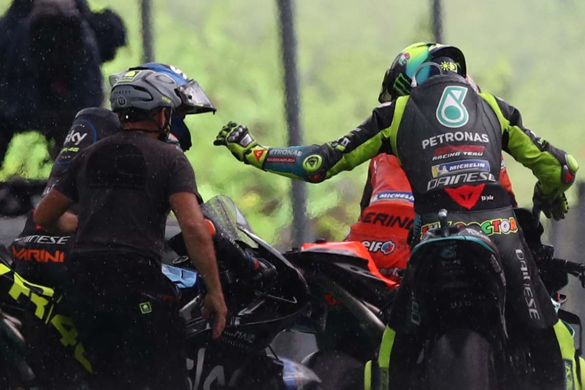 La stretta di mano tra Valentino Rossi e Luca Marini al termine del Gran Premio d'Austria di MotoGP 2021 al Red Bull Ring