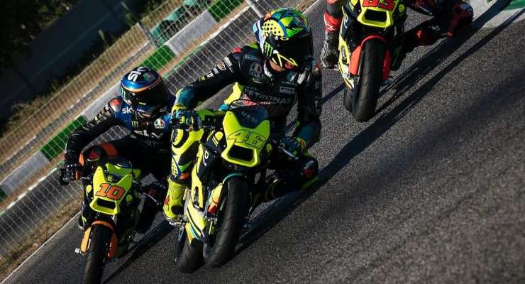 Valentino Rossi contro gli allievi della VR46 Riders Academy in minimoto a Pomposa