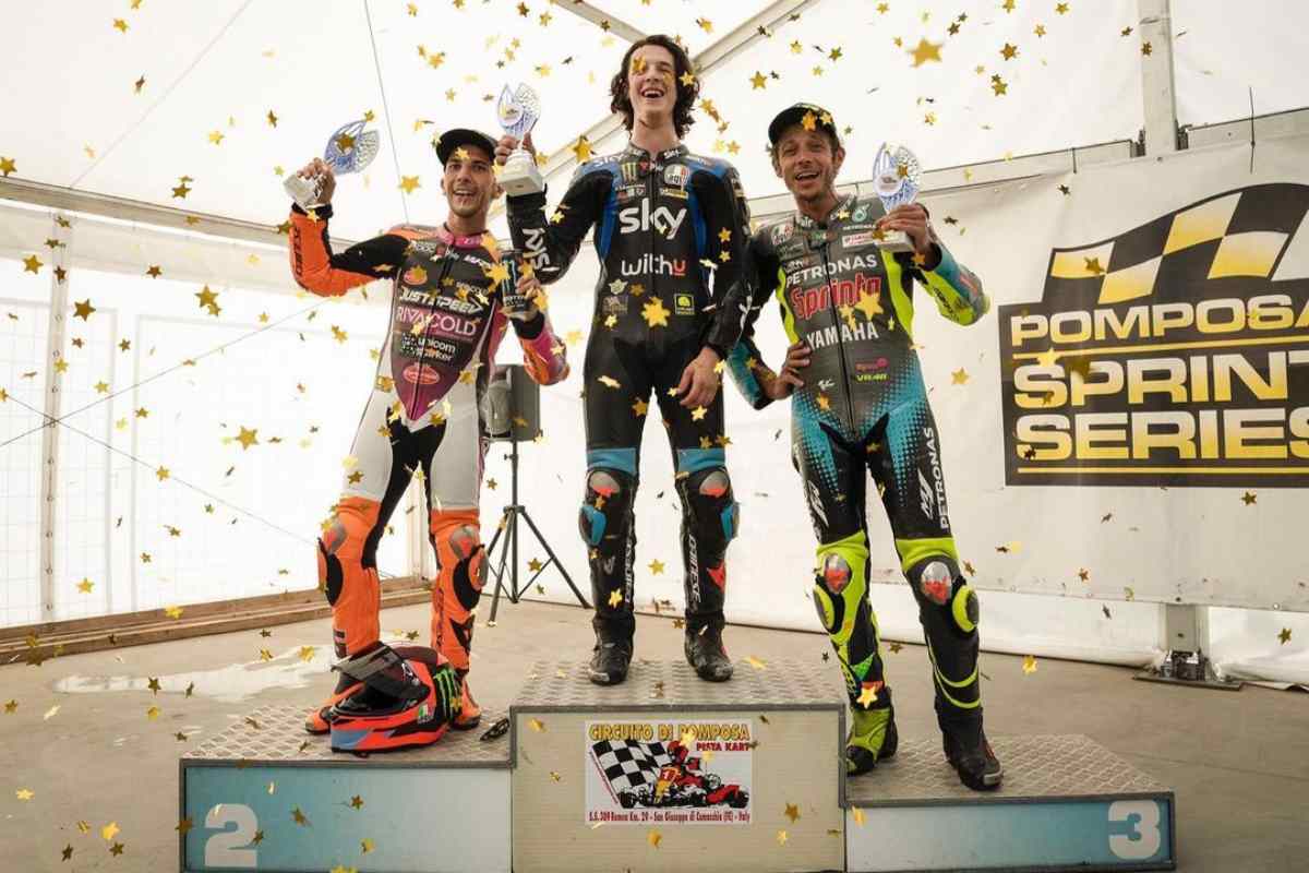 Valentino Rossi sul podio di Pomposa dietro a Celestino Vietti e Andrea Migno