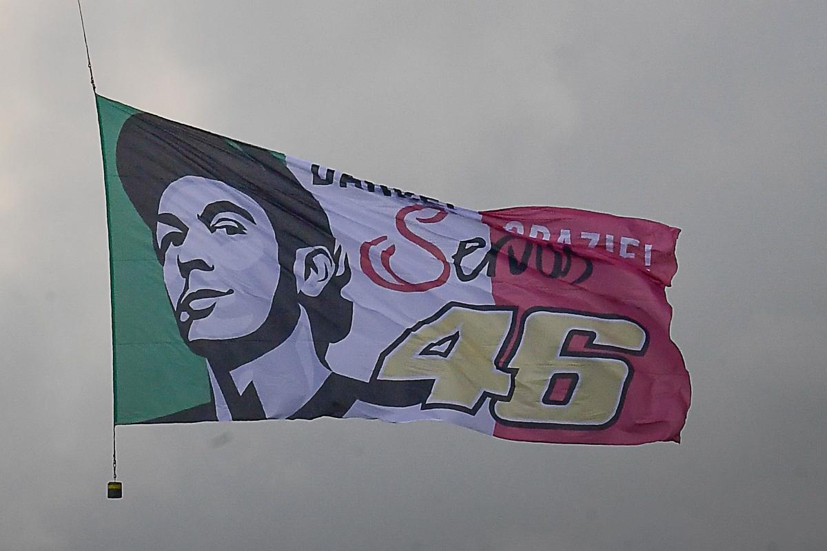 Lo striscione dedicato a Valentino Rossi sopra al Red Bull Ring