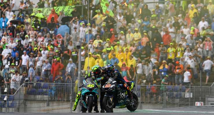 Valentino Rossi e suo fratello Luca Marini davanti alle tribune del Red Bull Ring in festa