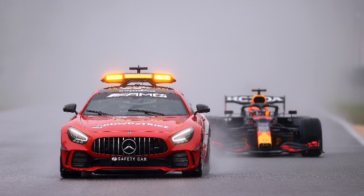 Max Verstappen in pista dietro la safety car durante il Gran Premio del Belgio di F1 2021 a Spa-Francorchamps