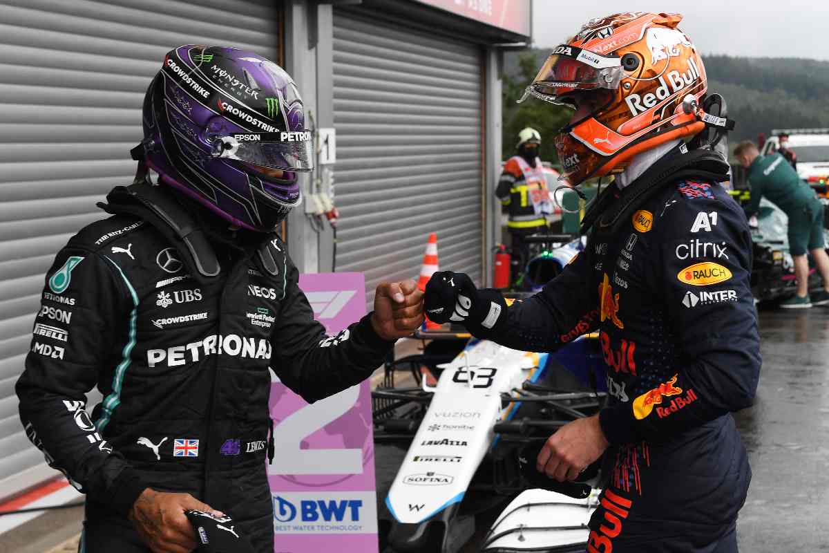 Max Verstappen stringe la mano a Lewis Hamilton dopo le qualifiche del Gran Premio del Belgio di F1 2021 a Spa-Francorchamps