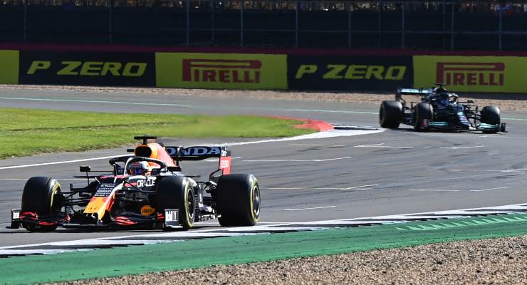 Max Verstappen davanti a Lewis Hamilton