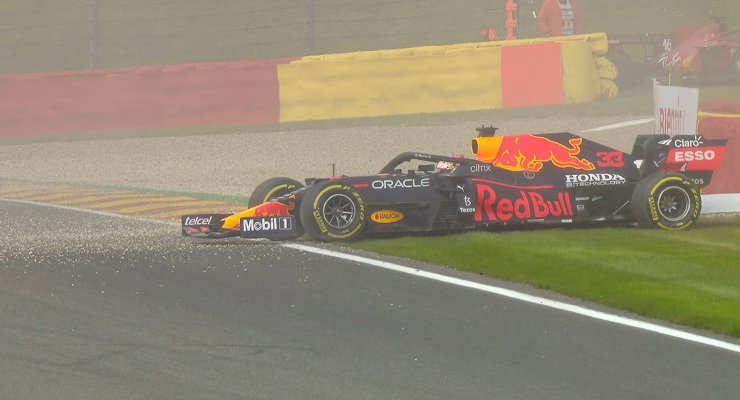 Max Verstappen sbatte contro il muro sulla sua Red Bull nelle prove libere del Gran Premio del Belgio a Spa-Francorchamps