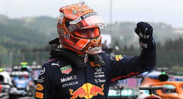 Max Verstappen festeggia la pole position dopo le qualifiche del Gran Premio del Belgio di F1 2021 a Spa-Francorchamps