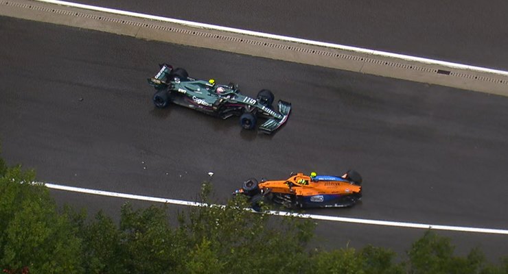 Sebastian Vettel parcheggia la sua Aston Martin vicino al luogo dell'incidente di Lando Norris durante le qualifiche del Gran Premio del Belgio a Spa-Francorchamps (Foto Twitter/F1)