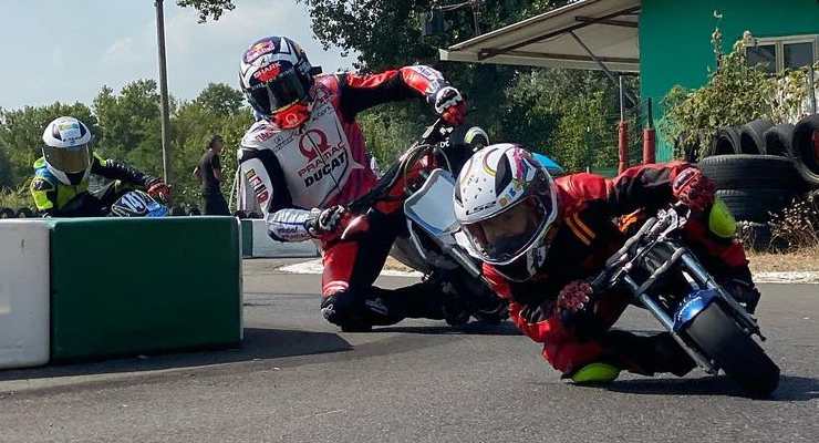 Johann Zarco con gli allievi della pista di Alessandria