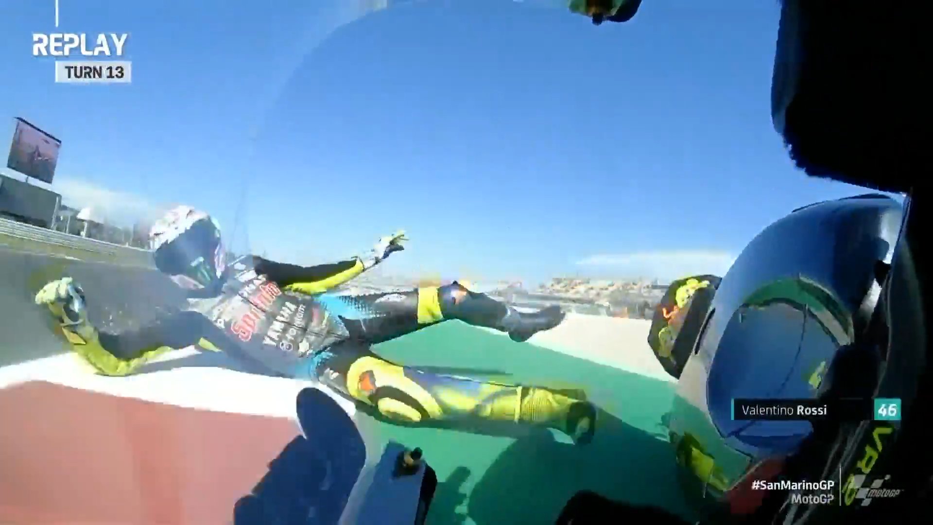 La caduta di Valentino Rossi durante le prove libere del Gran Premio di San Marino a Misano Adriatico