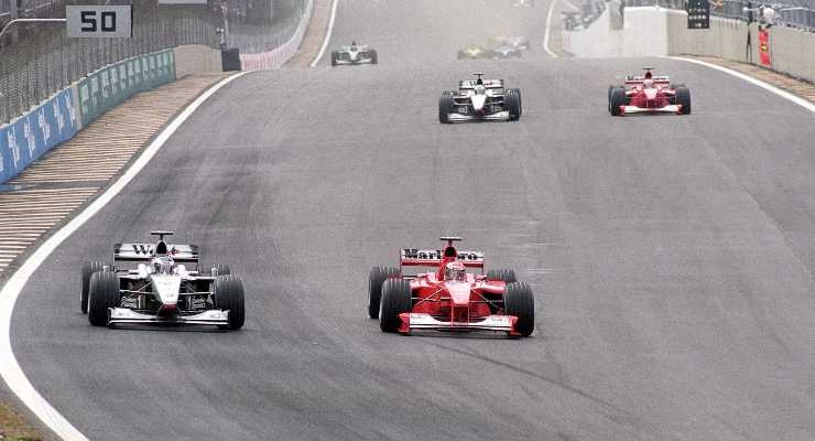 Hakkinen e Schumacher in lotta in Brasile nel 2000. Mandatory Credit: Mark Thompson / Allsport