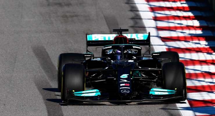 Lewis Hamilton sul circuito di Sochi (Foto di Rudy Carezzevoli/Getty Images)