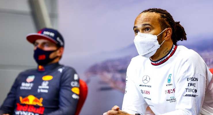 Hamilton e Verstappen in conferenza stampa (Foto di Andy Hone - Pool/Getty Images)