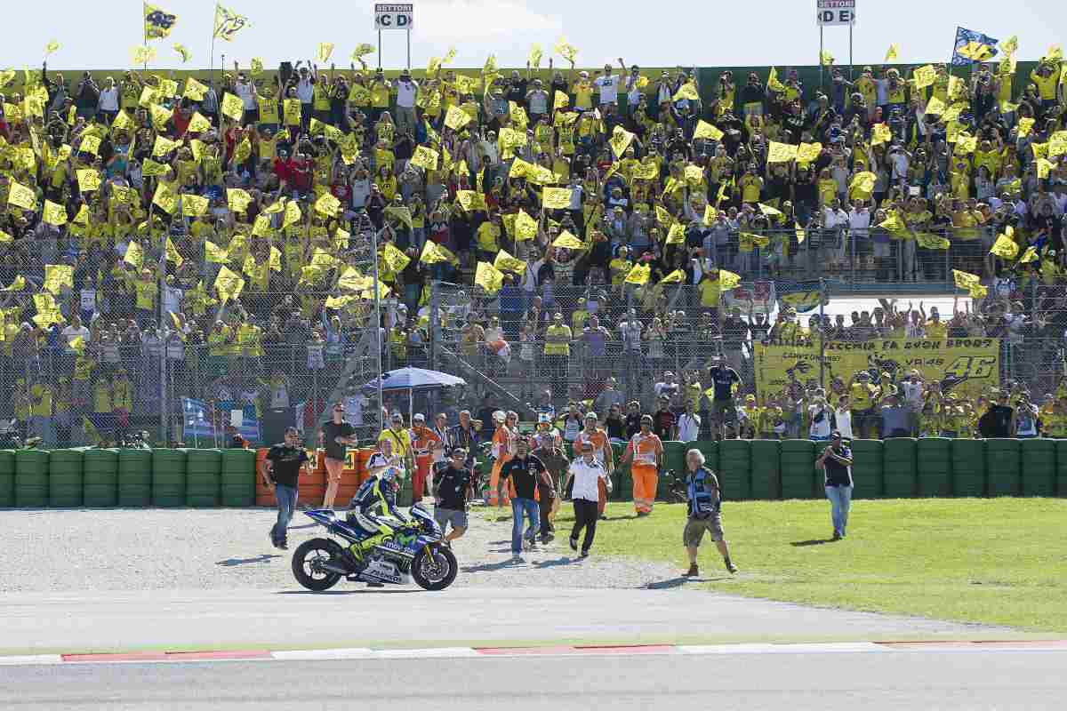 Valentino Rossi esulta coi suoi tifosi a Misano nel 2014