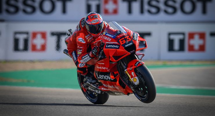 Pecco Bagnaia in pista sulla Ducati al Gran Premio di Aragon di MotoGP 2021 ad Alcaniz