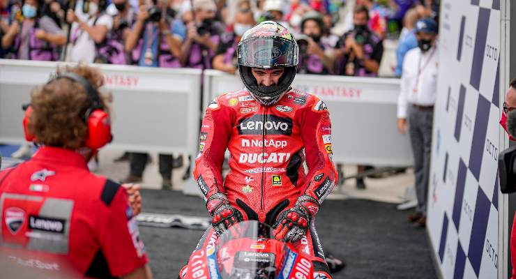 Pecco Bagnaia nel parco chiuso dopo la vittoria al Gran Premio di San Marino di MotoGP 2021 a Misano Adriatico