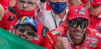 Pecco Bagnaia e Michele Pirro nel parco chiuso dopo la vittoria al Gran Premio di San Marino di MotoGP 2021 a Misano Adriatico