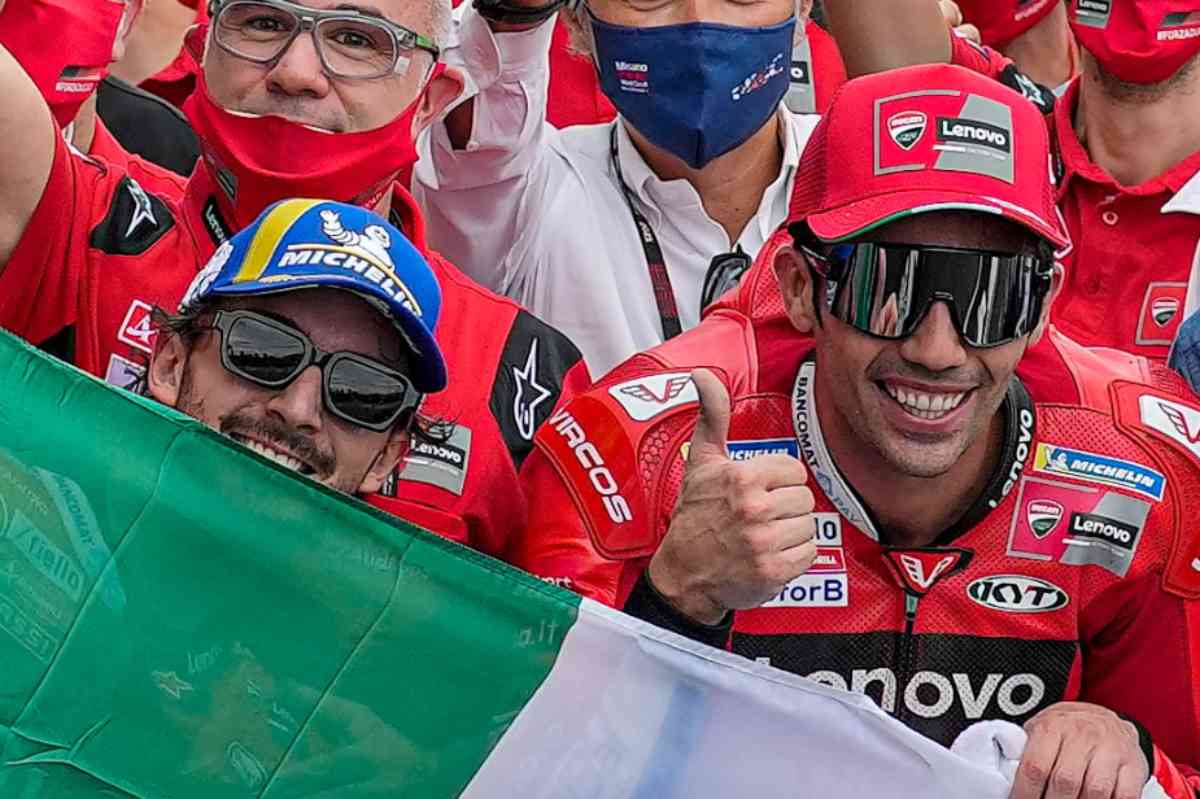 Pecco Bagnaia e Michele Pirro nel parco chiuso dopo la vittoria al Gran Premio di San Marino di MotoGP 2021 a Misano Adriatico