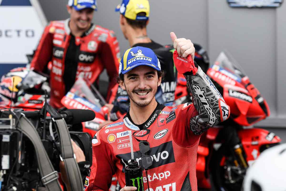 Pecco Bagnaia festeggia la pole position in parco chiuso al Gran Premio di San Marino di MotoGP 2021 a Misano Adriatico