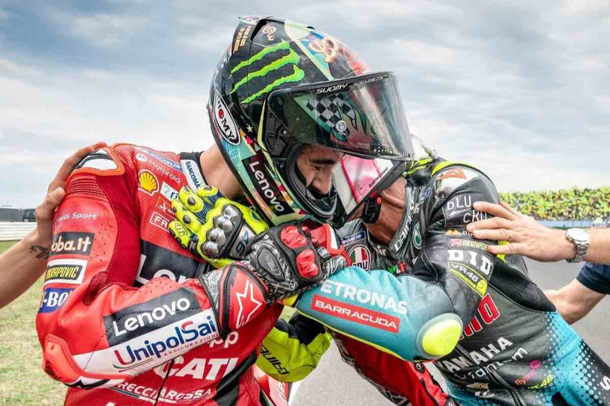 Pecco Bagnaia abbraccia Valentino Rossi dopo il Gran Premio di San Marino di MotoGP 2021 a Misano Adriatico